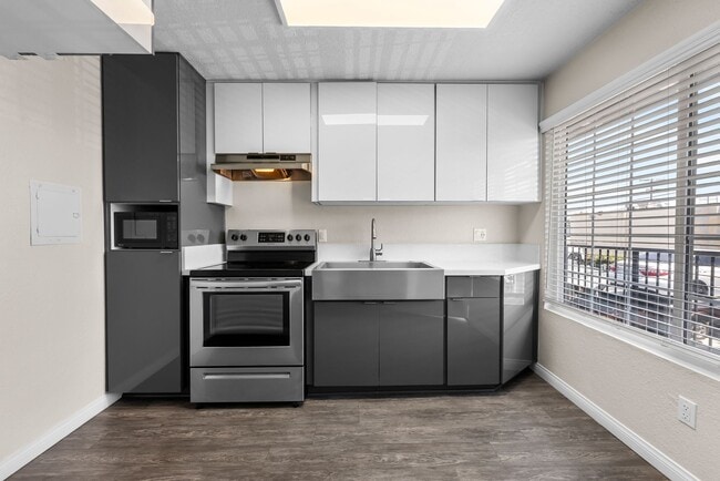 Building Photo - Villa Del Sur Apartment Homes