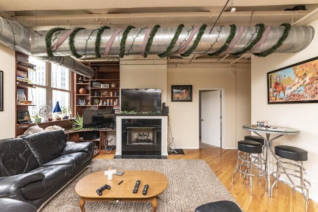 Building Photo - 2 bedroom in Chicago IL 60607