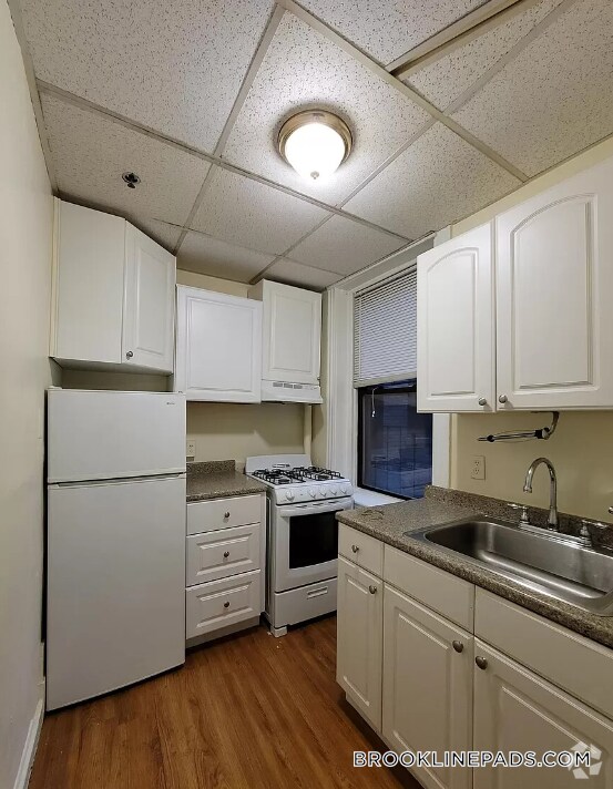 Building Photo - 364 Riverway