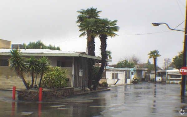 Foto del edificio - 7423-7433 Garvey Ave