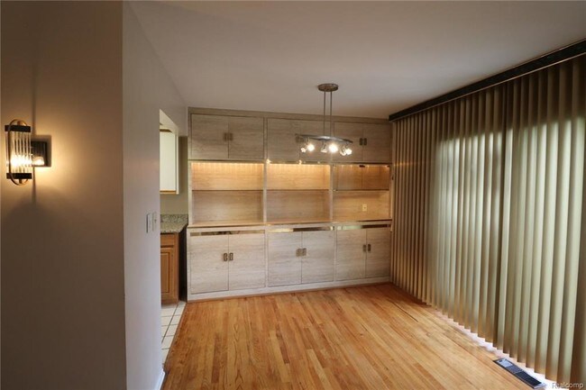 Building Photo - 2103 Bryanston Crescent St