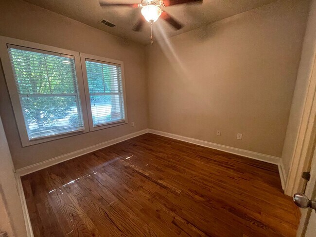 Foto del edificio - PRE-LEASING FOR AUGUST 6TH, 2026!