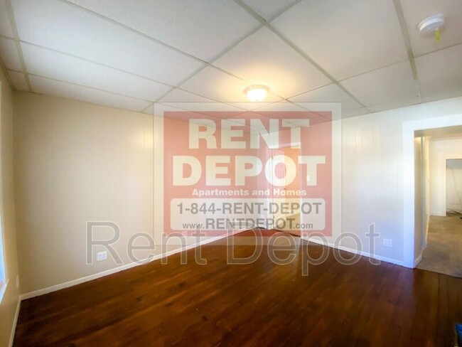 Foto del edificio - 1327 E Illinois St