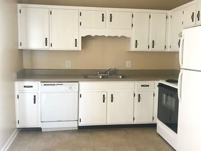 Building Photo - Opryland 2 Bed 1.5 Bath Townhouse! Donelso...
