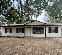Building Photo - 135 Maple St