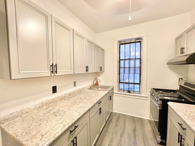 Building Photo - 256 Clendenny Ave