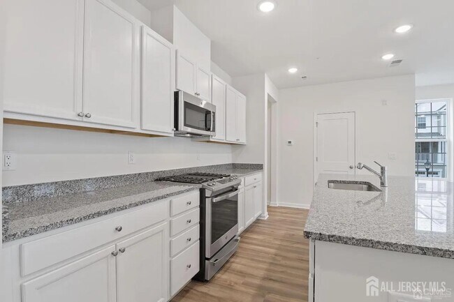 Building Photo - 735 Station Rd