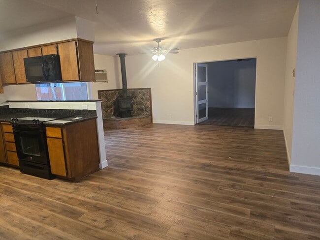 Foto del edificio - 3 bed 1 bath  Home for Rent in Grants Pass