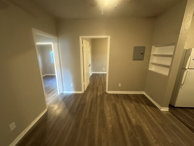 Building Photo - 2 Bedroom 1 bath apartment