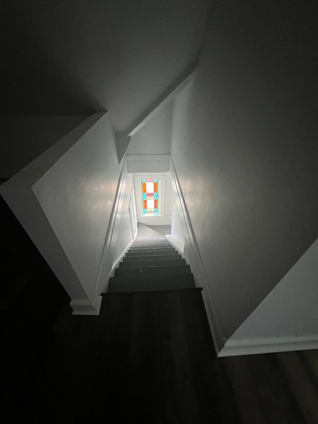 Building Photo - 185 Maple St