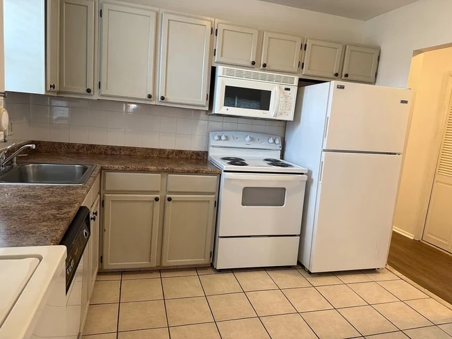Building Photo - 23 Florence Tollgate Pl