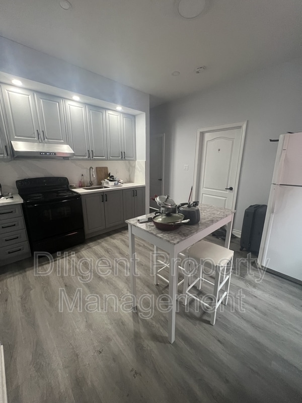 Building Photo - 219 Stewart St