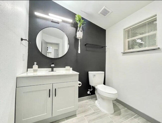 Foto del edificio - 1221 Corbett Ln