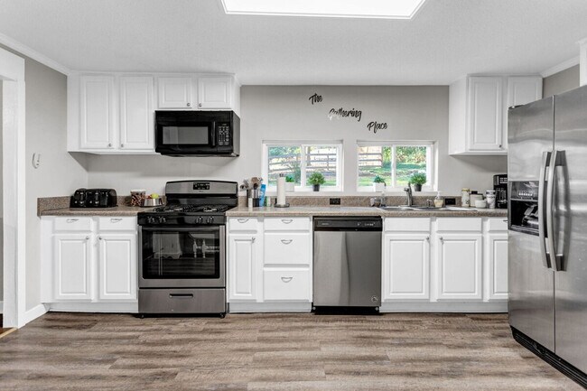 Foto del edificio - 4481 McLain Cir