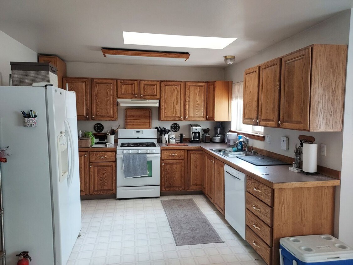 Primary Photo - 3 Bed 2 Bath home in Manhattan