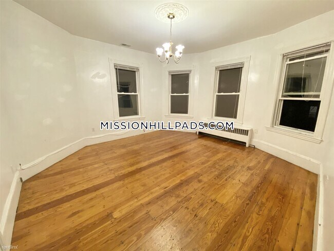 Foto del edificio - 5 br, 2 bath Triplex - 54 Calumet St