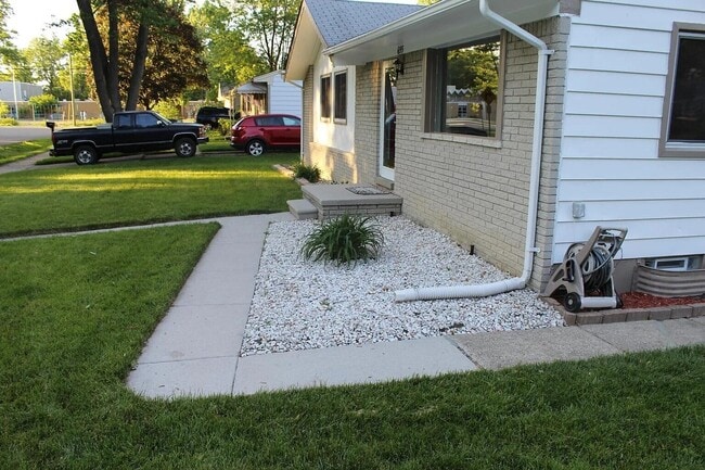 Building Photo - 655 Robinwood Dr