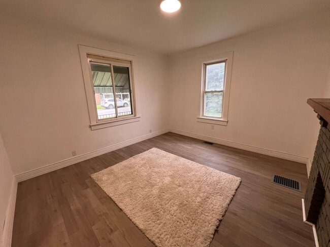 Building Photo - Monaca - 2 Bed 1 Bath - Recently Renovated