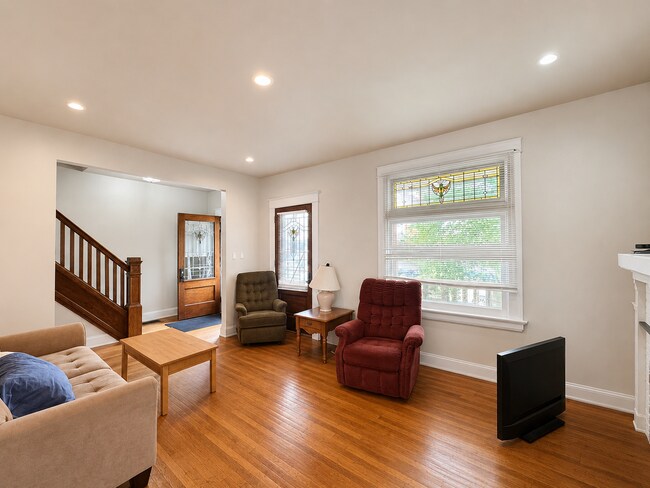 Building Photo - 6 Bed/2 Bath Mins. from UC Campus $600/pp ($3,600/mo)!