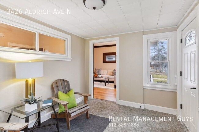 Foto del edificio - Awesome Character in this 3 Bedroom 1 Bath...