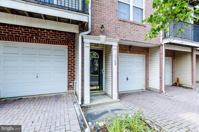 Building Photo - 1708 Silver Bell Cir