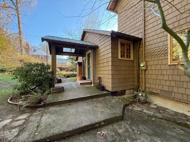 Foto del edificio - Vintage Urban Farmhouse 3 Bd 1 Bath home! Large bonus room & Balcony!  Surrounded by trees on lar...