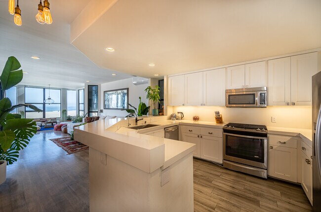 Building Photo - 2815 Ocean Front Walk