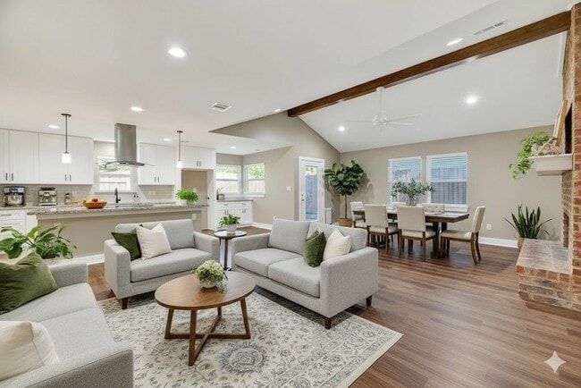 Building Photo - 2103 Woodway Dr