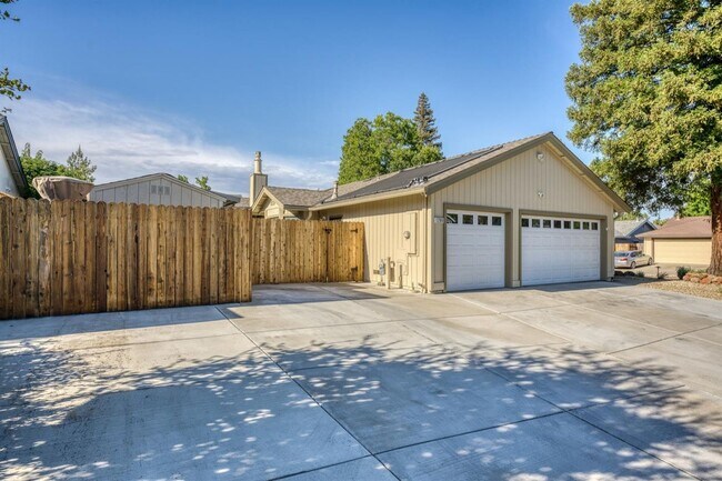 Building Photo - Roseville single level home with heated SW...
