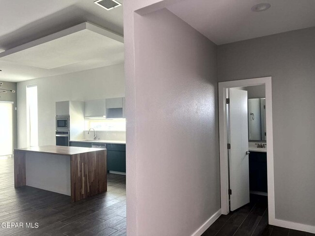 Building Photo - Open floor plan. 4 Bedrooms, 2.5 baths, 2 ...