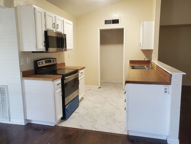 Building Photo - Welcome to this 3-Bedroom, 2-Bathroom Dupl...
