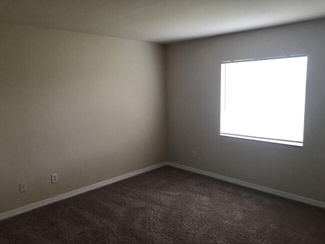 Building Photo - 2/2 plus Den Duplex with a 1 car Garage