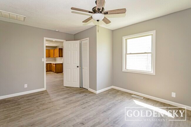 Foto del edificio - 1700 N Manring Ave