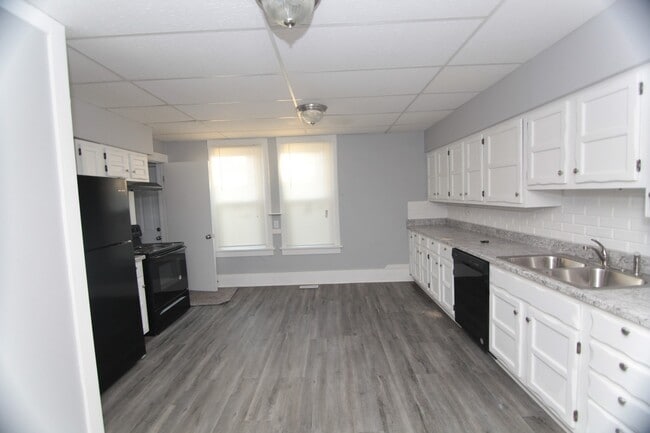 Building Photo - Spacious 4 Bed, 1.5 Bath Home with Central...