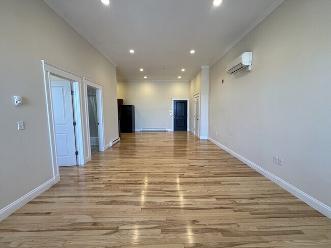 Building Photo - 3 Main St