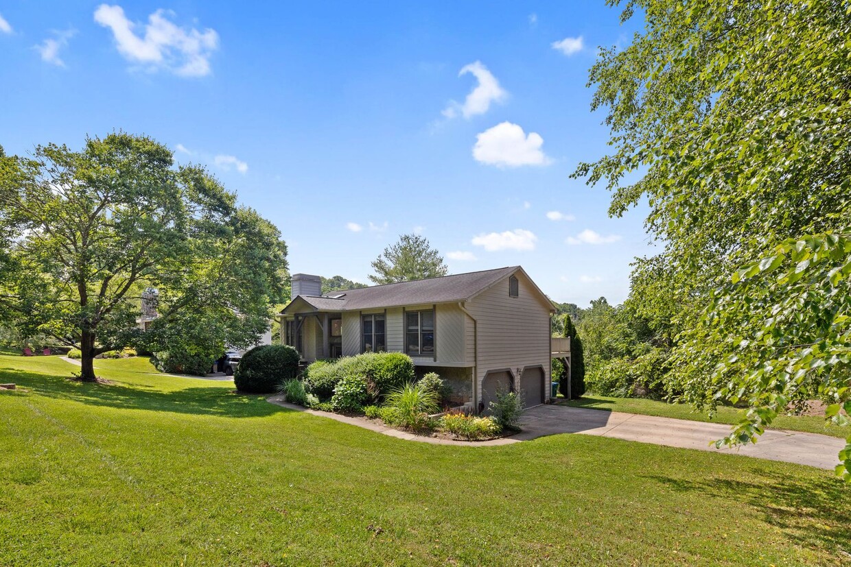 Primary Photo - Remodeled Home in The Village at Avery's C...