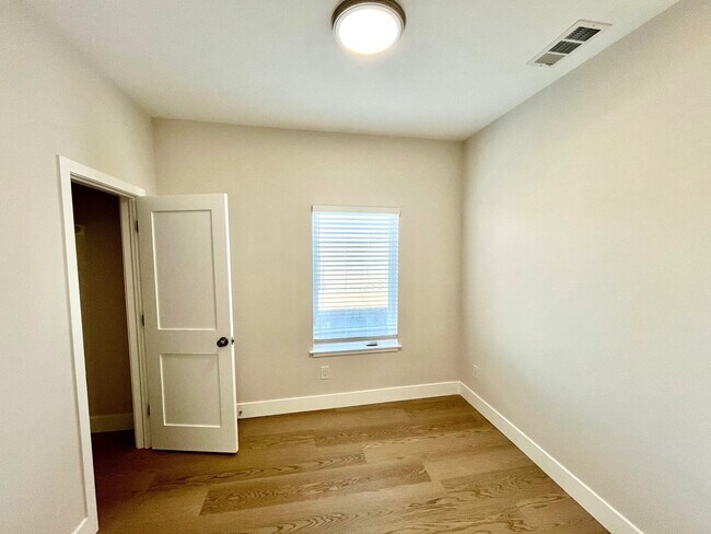 Foto del edificio - SPECTACULAR, TOP FLOOR 2 BED/1 BATH FULLY RENOVATED!!!