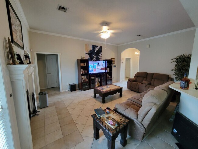 Foto del edificio - College Station -3 bedroom / 2 bath / 2 car garage / fenced in back yard. IN EDELWEISS GARTENS