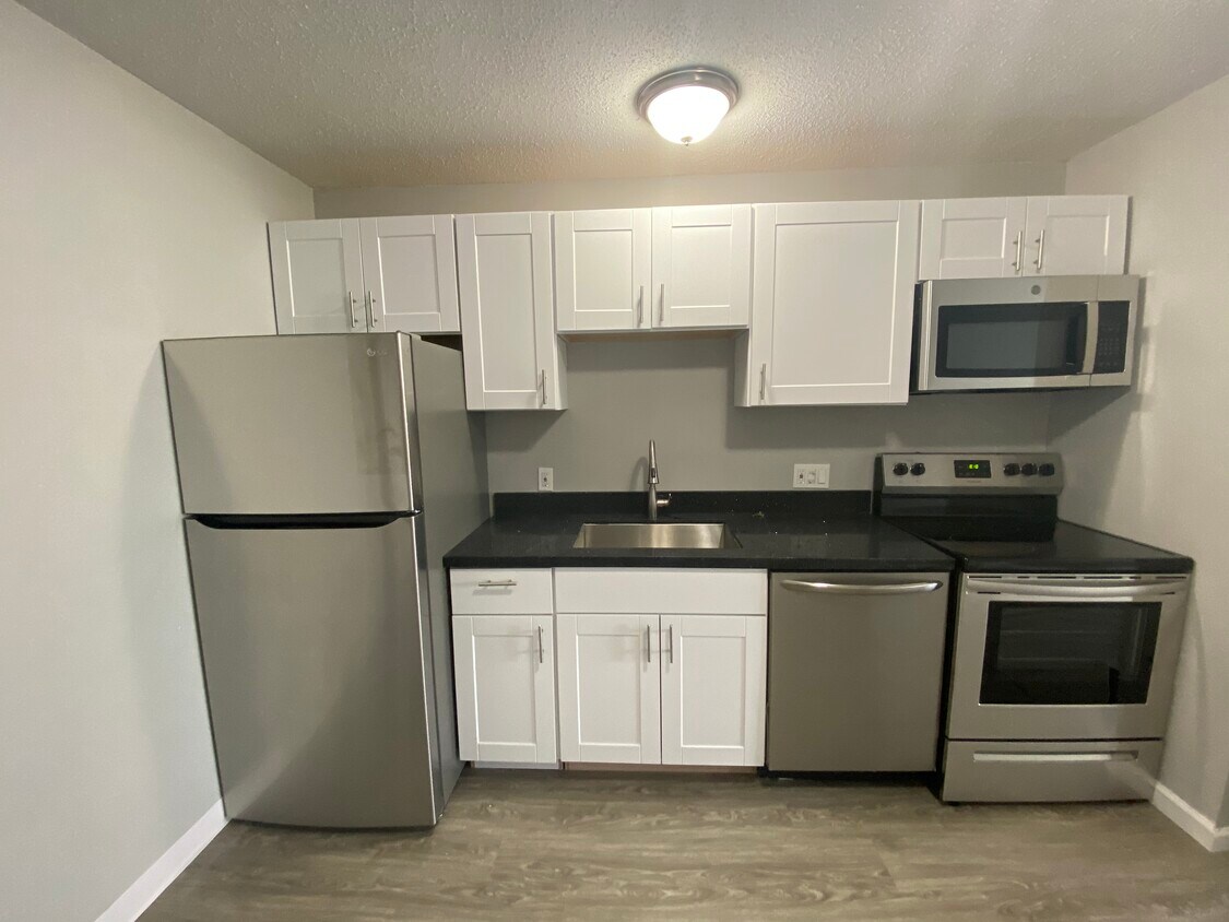 Omega Estates Apartments in Branford, CT