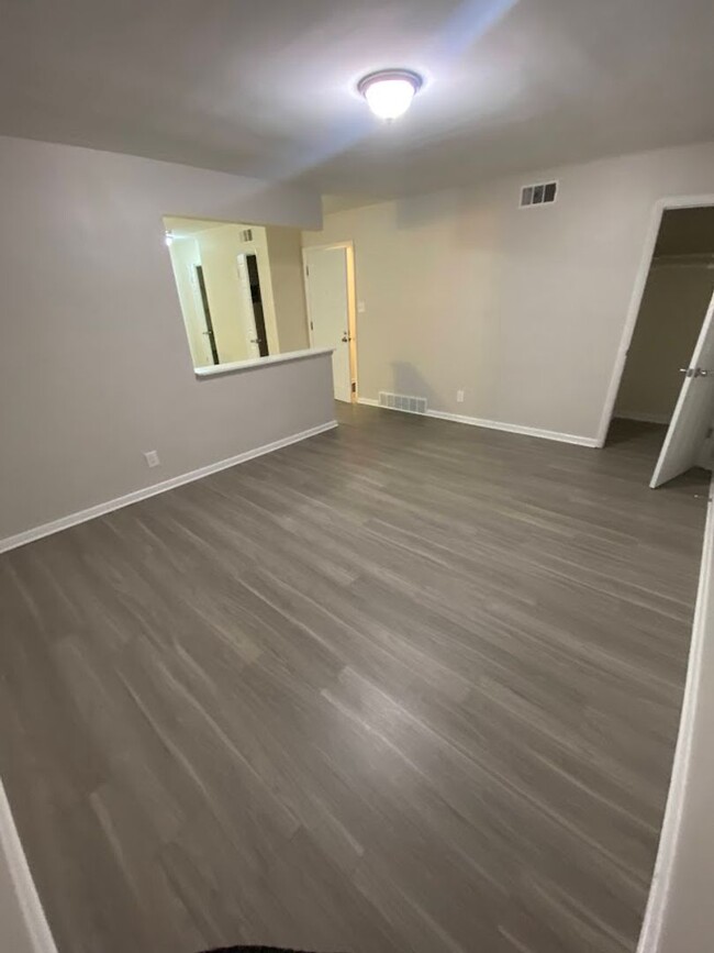 Building Photo - 6527 W Keefe Ave Pkwy. (3 Unit)