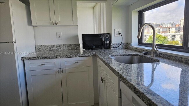 Foto del edificio - 17021 N Bay Rd