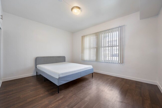 Foto del edificio - 5871.5 W 88th St