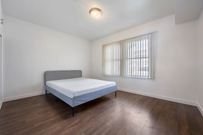 Foto del edificio - 8817 Belford Ave