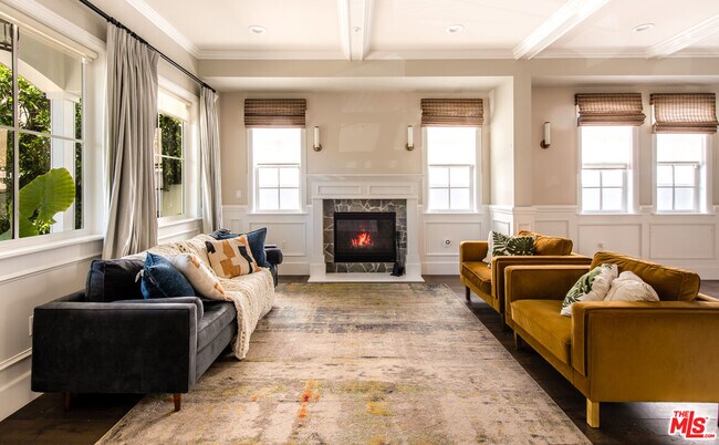 Foto del edificio - 12142 Hollyglen Pl