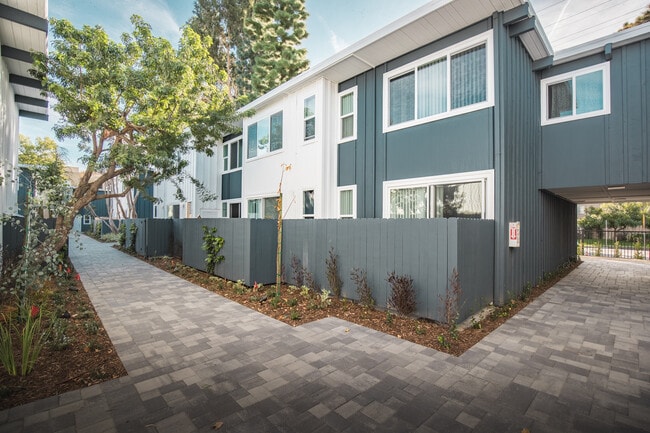 Building Photo - 12659 Moorpark St