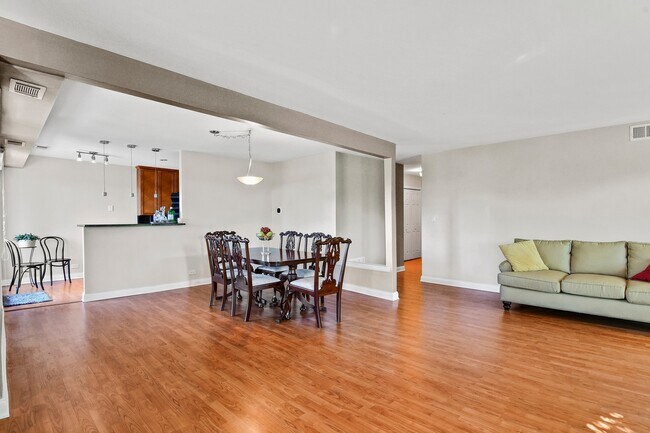 Foto del edificio - 110 Green Bay Rd