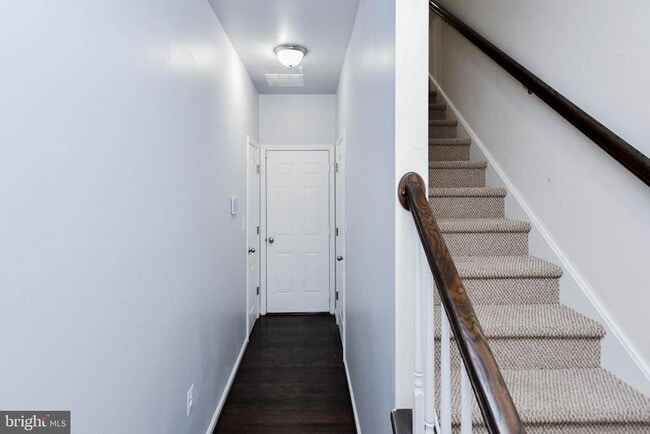 Building Photo - 608 Parkside Pl NE
