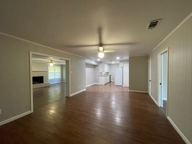 Building Photo - South Bossier Beauty! Hurry Before Its Gone!