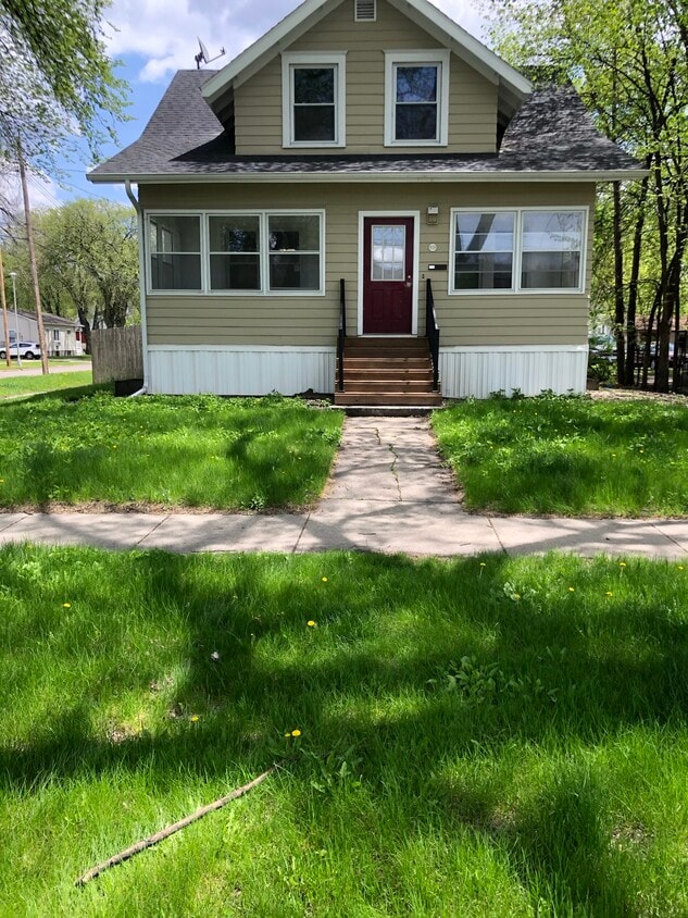 919 College St, Fargo, ND 58102 House for Rent in Fargo, ND