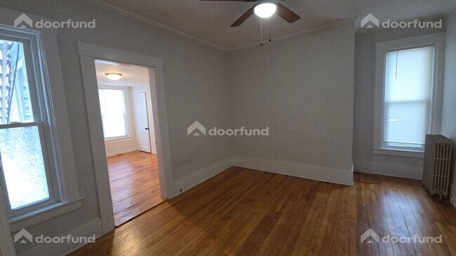 Foto del edificio - 46 E Main St